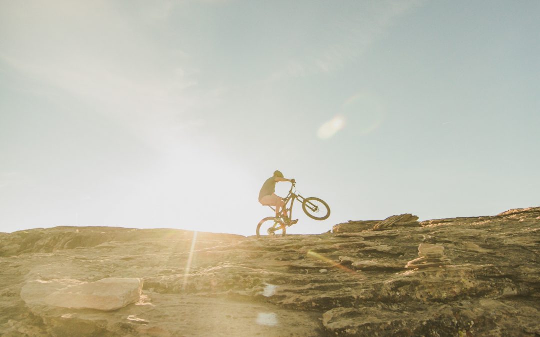 12 Tips on How to Downhill Mountain Bike
